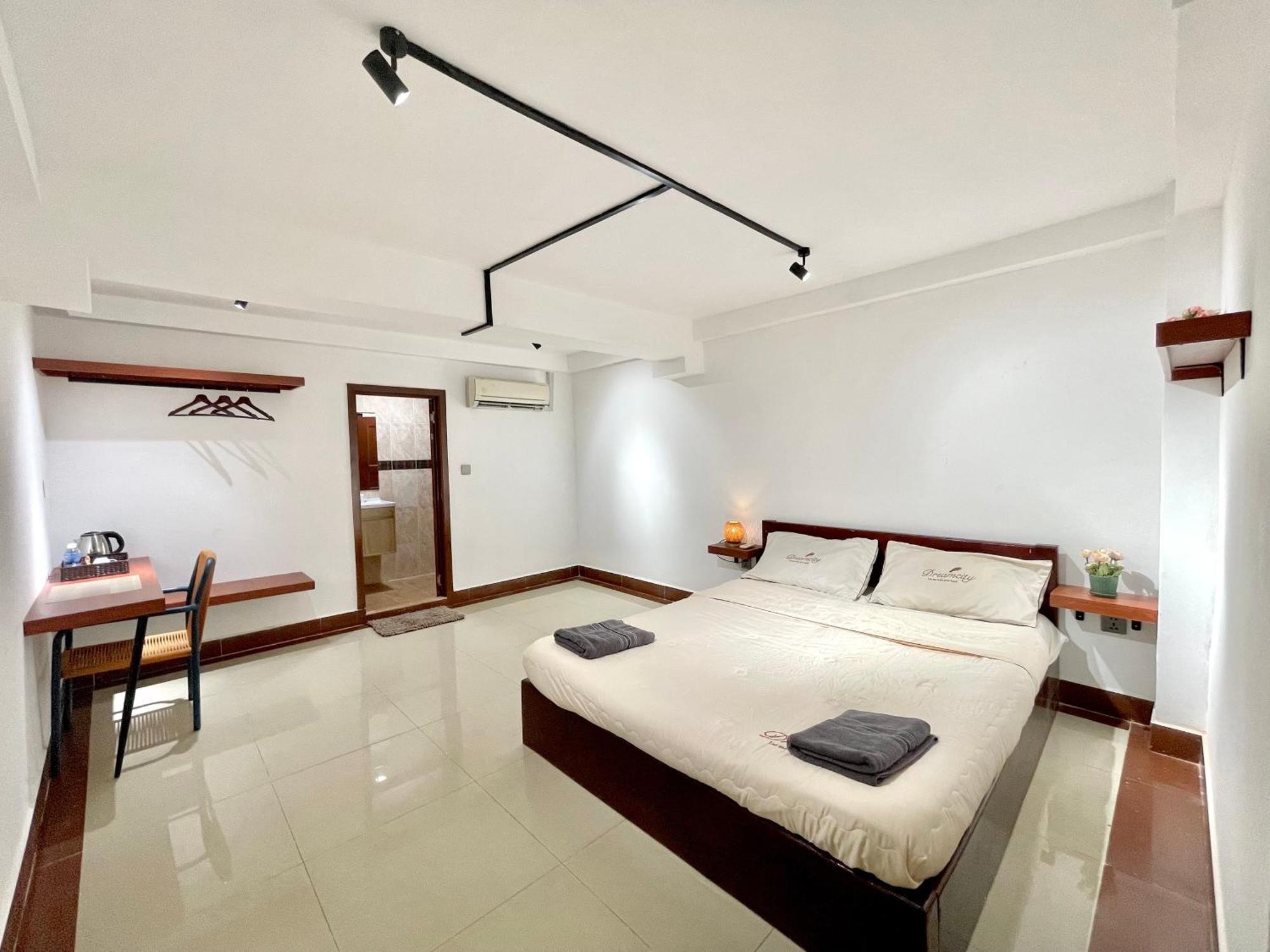 Sky Apartments Riverside - 50M To Royal Palace Phnom Penh Exterior foto